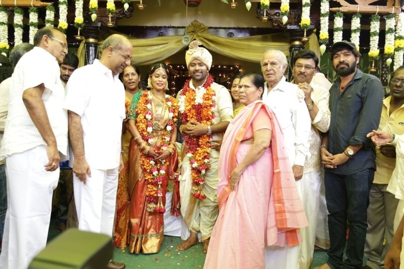 பாக்யராஜ் - பூர்ணிமா தம்பதியின் மகன் சாந்தனு - கீர்த்தி திருமண திருமண சிறப்பு ஆல்பம்! பாக்யராஜ் - பூர்ணிமா தம்பதியின் மகன் சாந்தனு - கீர்த்தி திருமண திருமண சிறப்பு ஆல்பம்!