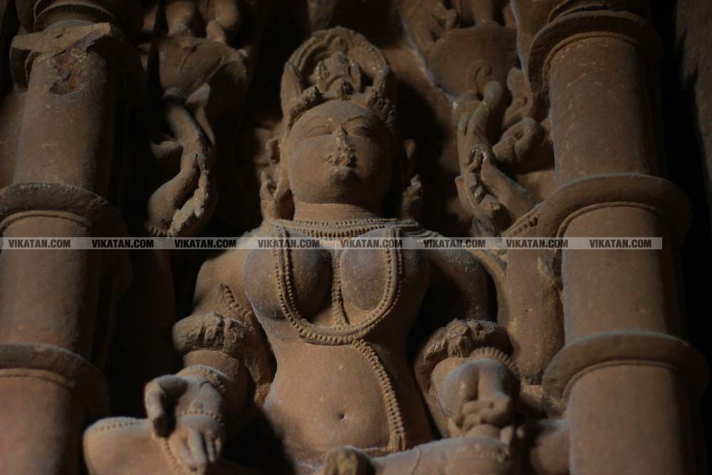 கஜுரஹோ சிற்பங்கள் - சிறப்பு புகைப்பட்டத் தொகுப்பு: படங்கள்: அ. சரண் குமார் கஜுரஹோ சிற்பங்கள் - சிறப்பு புகைப்பட்டத் தொகுப்பு: படங்கள்: அ. சரண் குமார்
