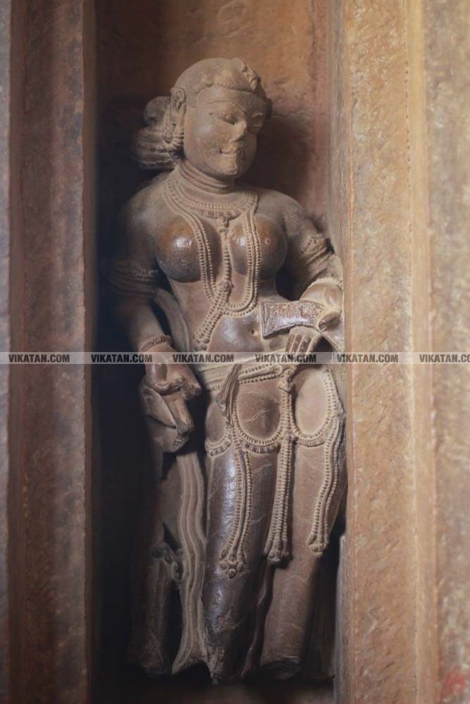 கஜுரஹோ சிற்பங்கள் - சிறப்பு புகைப்பட்டத் தொகுப்பு: படங்கள்: அ. சரண் குமார் கஜுரஹோ சிற்பங்கள் - சிறப்பு புகைப்பட்டத் தொகுப்பு: படங்கள்: அ. சரண் குமார்