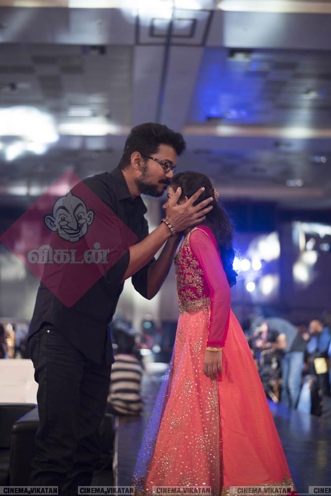 விஜய்யின் மெர்சலான எக்ஸ்ளூசிவ் போட்டோ ஆல்பம்..! #HBDMersalVijay விஜய்யின் மெர்சலான எக்ஸ்ளூசிவ் போட்டோ ஆல்பம்..! #HBDMersalVijay