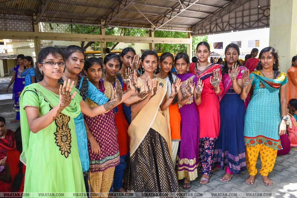 கல்லூரியில் மெஹந்தி கொண்டாட்டம் படங்கள்: படங்கள் - தே.தீக்ஷித் கல்லூரியில் மெஹந்தி கொண்டாட்டம் படங்கள்: படங்கள் - தே.தீக்ஷித்