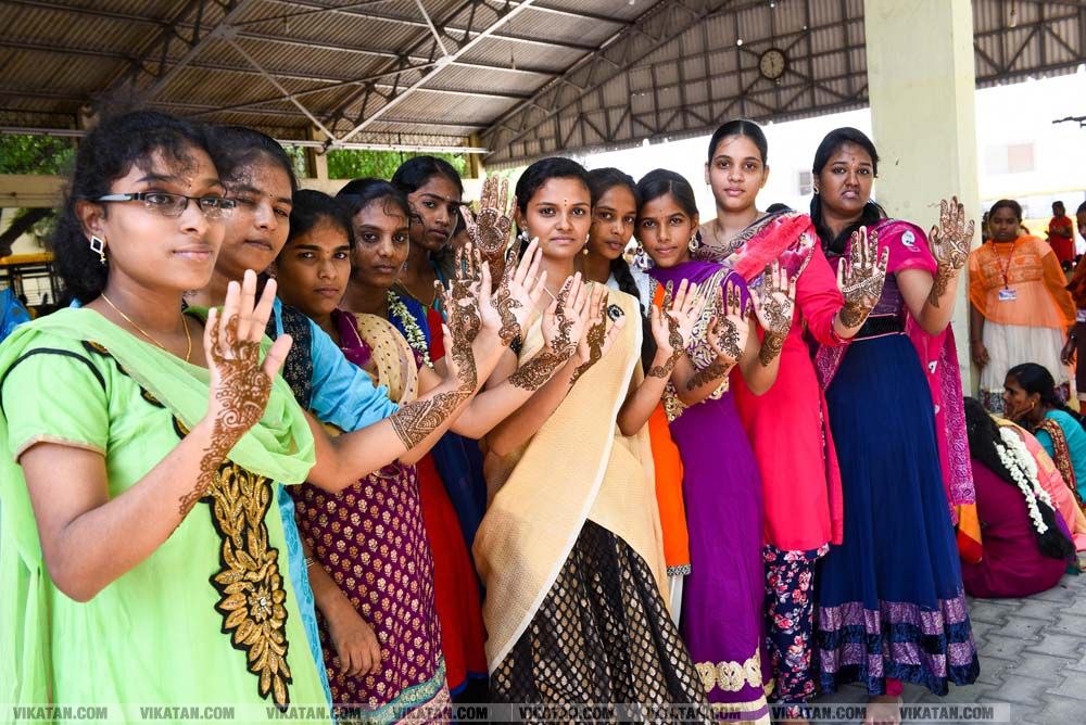 கல்லூரியில் மெஹந்தி கொண்டாட்டம் படங்கள்: படங்கள் - தே.தீக்ஷித் கல்லூரியில் மெஹந்தி கொண்டாட்டம் படங்கள்: படங்கள் - தே.தீக்ஷித்