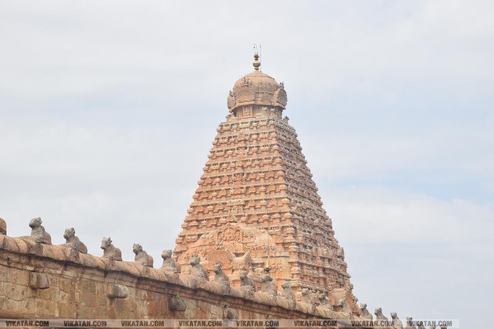 கறைபடியும் கோபுரம்... சிதையும் சிலைகள்... சேதமடையும் கல்வெட்டுகள்... பொலிவிழக்கும் தஞ்சை பெரியகோவில்..! படங்கள்: கே. குணசீலன் கறைபடியும் கோபுரம்... சிதையும் சிலைகள்... சேதமடையும் கல்வெட்டுகள்... பொலிவிழக்கும் தஞ்சை பெரியகோவில்..! படங்கள்: கே. குணசீலன்
