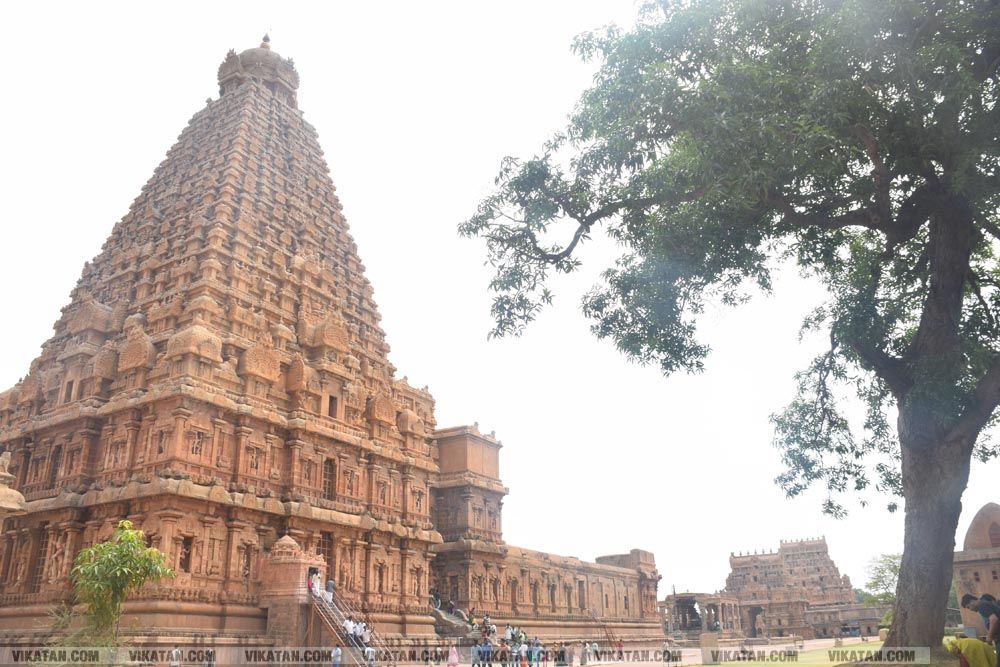 கறைபடியும் கோபுரம்... சிதையும் சிலைகள்... சேதமடையும் கல்வெட்டுகள்... பொலிவிழக்கும் தஞ்சை பெரியகோவில்..! படங்கள்: கே. குணசீலன் கறைபடியும் கோபுரம்... சிதையும் சிலைகள்... சேதமடையும் கல்வெட்டுகள்... பொலிவிழக்கும் தஞ்சை பெரியகோவில்..! படங்கள்: கே. குணசீலன்
