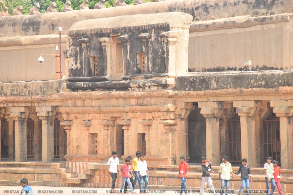 கறைபடியும் கோபுரம்... சிதையும் சிலைகள்... சேதமடையும் கல்வெட்டுகள்... பொலிவிழக்கும் தஞ்சை பெரியகோவில்..! படங்கள்: கே. குணசீலன் கறைபடியும் கோபுரம்... சிதையும் சிலைகள்... சேதமடையும் கல்வெட்டுகள்... பொலிவிழக்கும் தஞ்சை பெரியகோவில்..! படங்கள்: கே. குணசீலன்