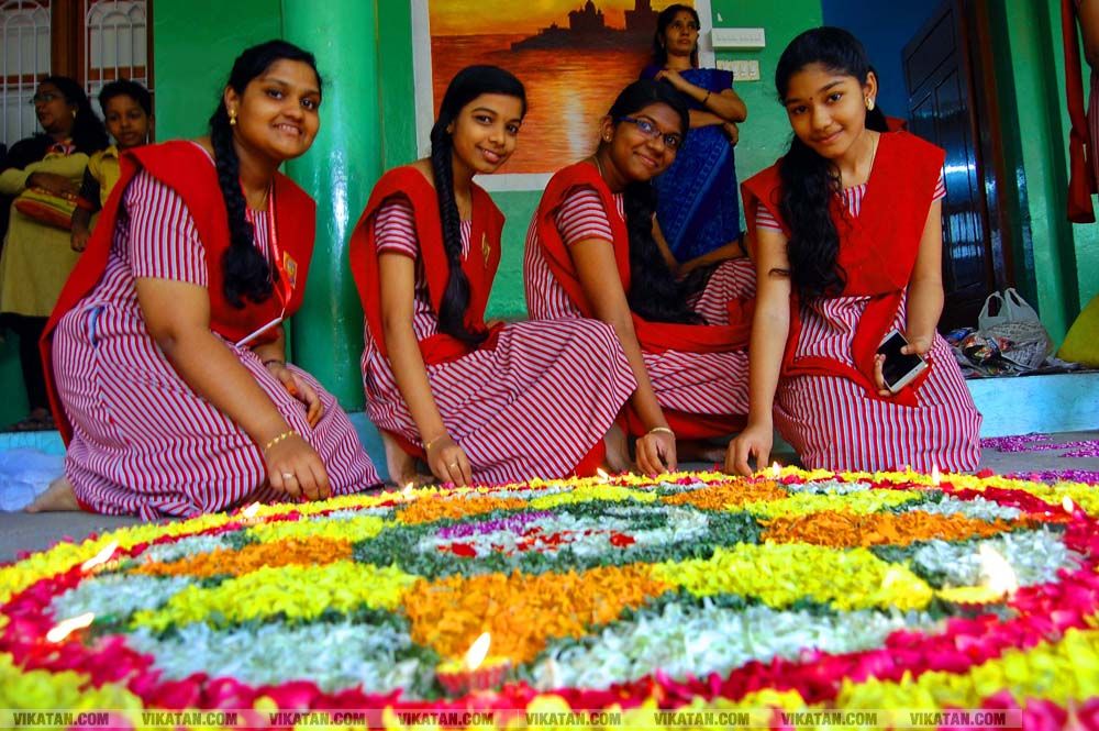 கன்னியாகுமரி மாவட்டம் நாகர்கோவில் குமரி மெட்ரிக் மேல்நிலைப்பள்ளியில் அத்தப்பூ கோலமிட்டு ஓணம் பண்டிகை கொண்டாட்டம்... படங்கள் - ரா.ராம்குமார் கன்னியாகுமரி மாவட்டம் நாகர்கோவில் குமரி மெட்ரிக் மேல்நிலைப்பள்ளியில் அத்தப்பூ கோலமிட்டு ஓணம் பண்டிகை கொண்டாட்டம்... படங்கள் - ரா.ராம்குமார்