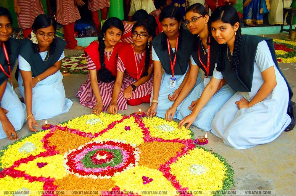கன்னியாகுமரி மாவட்டம் நாகர்கோவில் குமரி மெட்ரிக் மேல்நிலைப்பள்ளியில் அத்தப்பூ கோலமிட்டு ஓணம் பண்டிகை கொண்டாட்டம்... படங்கள் - ரா.ராம்குமார் கன்னியாகுமரி மாவட்டம் நாகர்கோவில் குமரி மெட்ரிக் மேல்நிலைப்பள்ளியில் அத்தப்பூ கோலமிட்டு ஓணம் பண்டிகை கொண்டாட்டம்... படங்கள் - ரா.ராம்குமார்