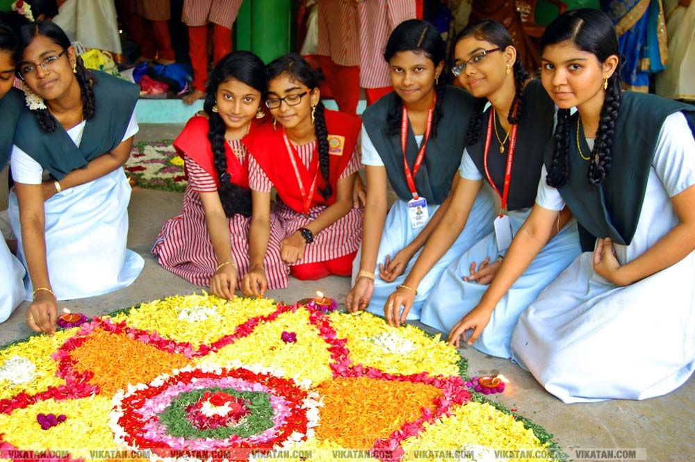 கன்னியாகுமரி மாவட்டம் நாகர்கோவில் குமரி மெட்ரிக் மேல்நிலைப்பள்ளியில் அத்தப்பூ கோலமிட்டு ஓணம் பண்டிகை கொண்டாட்டம்... படங்கள் - ரா.ராம்குமார் கன்னியாகுமரி மாவட்டம் நாகர்கோவில் குமரி மெட்ரிக் மேல்நிலைப்பள்ளியில் அத்தப்பூ கோலமிட்டு ஓணம் பண்டிகை கொண்டாட்டம்... படங்கள் - ரா.ராம்குமார்