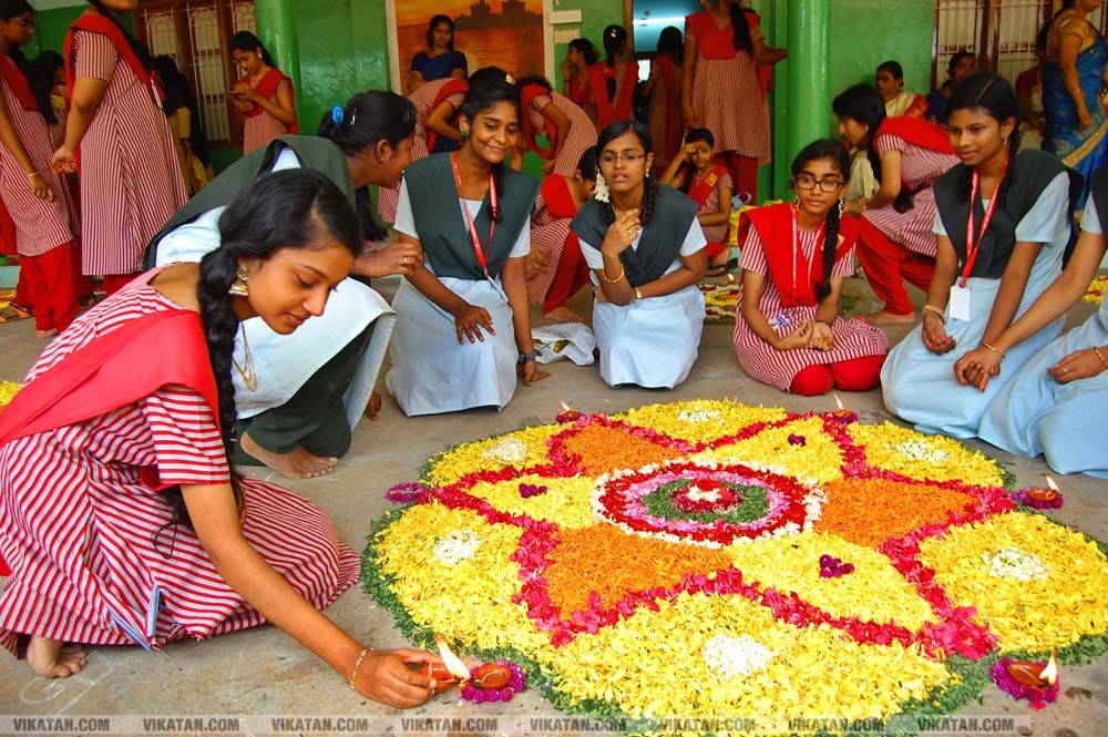 கன்னியாகுமரி மாவட்டம் நாகர்கோவில் குமரி மெட்ரிக் மேல்நிலைப்பள்ளியில் அத்தப்பூ கோலமிட்டு ஓணம் பண்டிகை கொண்டாட்டம்... படங்கள் - ரா.ராம்குமார் கன்னியாகுமரி மாவட்டம் நாகர்கோவில் குமரி மெட்ரிக் மேல்நிலைப்பள்ளியில் அத்தப்பூ கோலமிட்டு ஓணம் பண்டிகை கொண்டாட்டம்... படங்கள் - ரா.ராம்குமார்