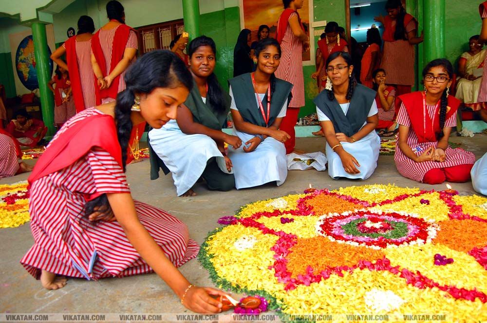 கன்னியாகுமரி மாவட்டம் நாகர்கோவில் குமரி மெட்ரிக் மேல்நிலைப்பள்ளியில் அத்தப்பூ கோலமிட்டு ஓணம் பண்டிகை கொண்டாட்டம்... படங்கள் - ரா.ராம்குமார் கன்னியாகுமரி மாவட்டம் நாகர்கோவில் குமரி மெட்ரிக் மேல்நிலைப்பள்ளியில் அத்தப்பூ கோலமிட்டு ஓணம் பண்டிகை கொண்டாட்டம்... படங்கள் - ரா.ராம்குமார்