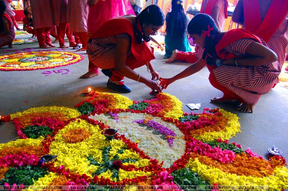 கன்னியாகுமரி மாவட்டம் நாகர்கோவில் குமரி மெட்ரிக் மேல்நிலைப்பள்ளியில் அத்தப்பூ கோலமிட்டு ஓணம் பண்டிகை கொண்டாட்டம்... படங்கள் - ரா.ராம்குமார் கன்னியாகுமரி மாவட்டம் நாகர்கோவில் குமரி மெட்ரிக் மேல்நிலைப்பள்ளியில் அத்தப்பூ கோலமிட்டு ஓணம் பண்டிகை கொண்டாட்டம்... படங்கள் - ரா.ராம்குமார்
