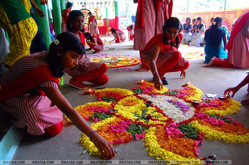 கன்னியாகுமரி மாவட்டம் நாகர்கோவில் குமரி மெட்ரிக் மேல்நிலைப்பள்ளியில் அத்தப்பூ கோலமிட்டு ஓணம் பண்டிகை கொண்டாட்டம்... படங்கள் - ரா.ராம்குமார் கன்னியாகுமரி மாவட்டம் நாகர்கோவில் குமரி மெட்ரிக் மேல்நிலைப்பள்ளியில் அத்தப்பூ கோலமிட்டு ஓணம் பண்டிகை கொண்டாட்டம்... படங்கள் - ரா.ராம்குமார்