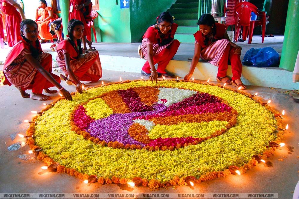 கன்னியாகுமரி மாவட்டம் நாகர்கோவில் குமரி மெட்ரிக் மேல்நிலைப்பள்ளியில் அத்தப்பூ கோலமிட்டு ஓணம் பண்டிகை கொண்டாட்டம்... படங்கள் - ரா.ராம்குமார் கன்னியாகுமரி மாவட்டம் நாகர்கோவில் குமரி மெட்ரிக் மேல்நிலைப்பள்ளியில் அத்தப்பூ கோலமிட்டு ஓணம் பண்டிகை கொண்டாட்டம்... படங்கள் - ரா.ராம்குமார்