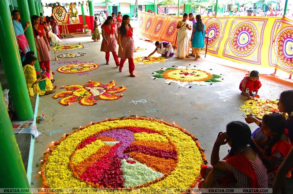 கன்னியாகுமரி மாவட்டம் நாகர்கோவில் குமரி மெட்ரிக் மேல்நிலைப்பள்ளியில் அத்தப்பூ கோலமிட்டு ஓணம் பண்டிகை கொண்டாட்டம்... படங்கள் - ரா.ராம்குமார் கன்னியாகுமரி மாவட்டம் நாகர்கோவில் குமரி மெட்ரிக் மேல்நிலைப்பள்ளியில் அத்தப்பூ கோலமிட்டு ஓணம் பண்டிகை கொண்டாட்டம்... படங்கள் - ரா.ராம்குமார்