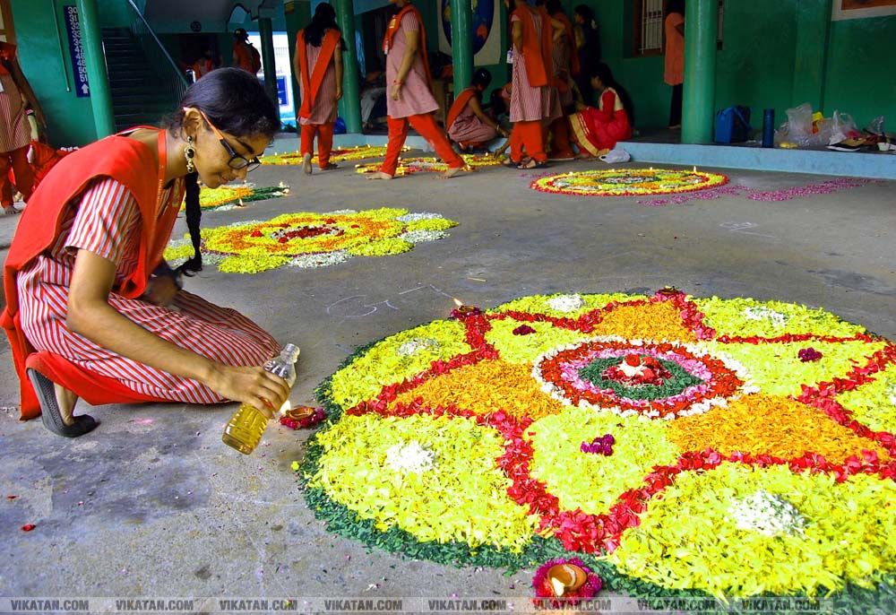 கன்னியாகுமரி மாவட்டம் நாகர்கோவில் குமரி மெட்ரிக் மேல்நிலைப்பள்ளியில் அத்தப்பூ கோலமிட்டு ஓணம் பண்டிகை கொண்டாட்டம்... படங்கள் - ரா.ராம்குமார் கன்னியாகுமரி மாவட்டம் நாகர்கோவில் குமரி மெட்ரிக் மேல்நிலைப்பள்ளியில் அத்தப்பூ கோலமிட்டு ஓணம் பண்டிகை கொண்டாட்டம்... படங்கள் - ரா.ராம்குமார்