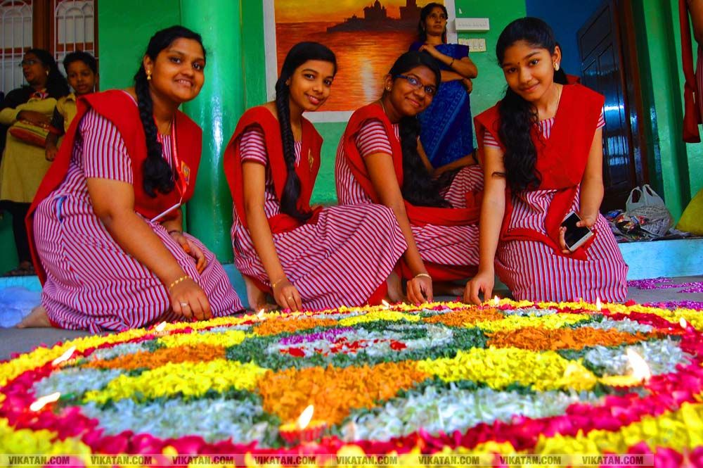 கன்னியாகுமரி மாவட்டம் நாகர்கோவில் குமரி மெட்ரிக் மேல்நிலைப்பள்ளியில் அத்தப்பூ கோலமிட்டு ஓணம் பண்டிகை கொண்டாட்டம்... படங்கள் - ரா.ராம்குமார் கன்னியாகுமரி மாவட்டம் நாகர்கோவில் குமரி மெட்ரிக் மேல்நிலைப்பள்ளியில் அத்தப்பூ கோலமிட்டு ஓணம் பண்டிகை கொண்டாட்டம்... படங்கள் - ரா.ராம்குமார்