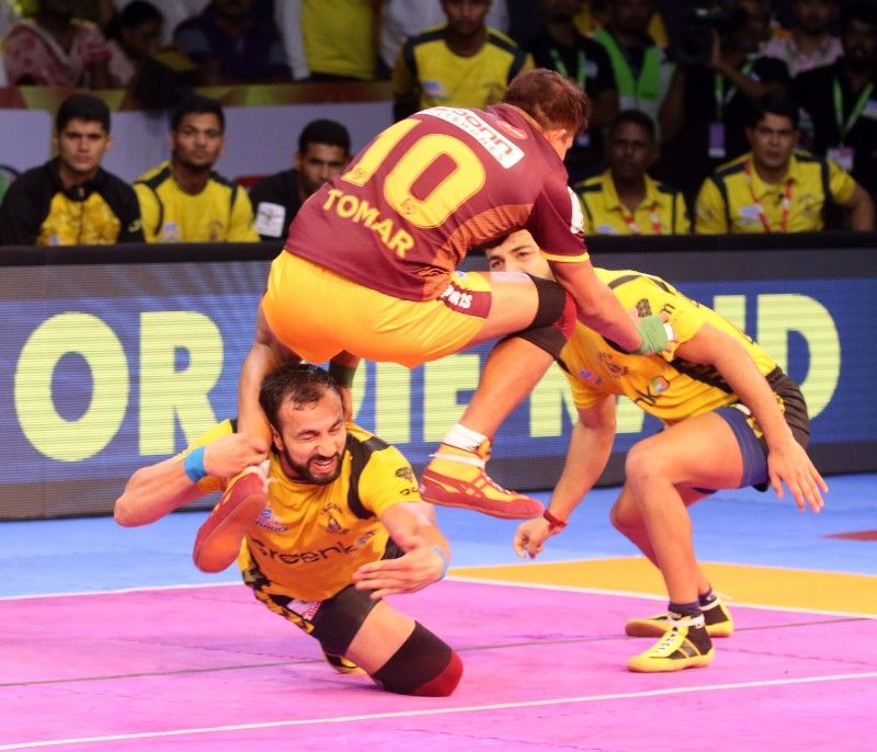 தெலுங்கு டைட்டன்ஸ் ஹாட்ரிக் தோல்வி, ராகுல் சவுதரிக்கு லைக்ஸ் அள்ளியது, 'பாயின்ட் வரட்டும்' என காத்திருந்து டெல்லி தோற்றது..! #ProKabaddi தெலுங்கு டைட்டன்ஸ் ஹாட்ரிக் தோல்வி, ராகுல் சவுதரிக்கு லைக்ஸ் அள்ளியது, 'பாயின்ட் வரட்டும்' என காத்திருந்து டெல்லி தோற்றது..! #ProKabaddi