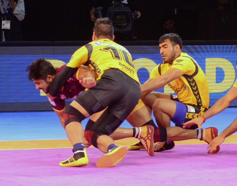 தெலுங்கு டைட்டன்ஸ் ஹாட்ரிக் தோல்வி, ராகுல் சவுதரிக்கு லைக்ஸ் அள்ளியது, 'பாயின்ட் வரட்டும்' என காத்திருந்து டெல்லி தோற்றது..! #ProKabaddi தெலுங்கு டைட்டன்ஸ் ஹாட்ரிக் தோல்வி, ராகுல் சவுதரிக்கு லைக்ஸ் அள்ளியது, 'பாயின்ட் வரட்டும்' என காத்திருந்து டெல்லி தோற்றது..! #ProKabaddi