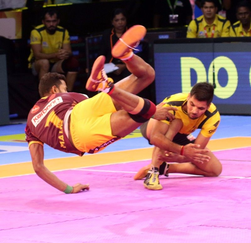 தெலுங்கு டைட்டன்ஸ் ஹாட்ரிக் தோல்வி, ராகுல் சவுதரிக்கு லைக்ஸ் அள்ளியது, 'பாயின்ட் வரட்டும்' என காத்திருந்து டெல்லி தோற்றது..! #ProKabaddi தெலுங்கு டைட்டன்ஸ் ஹாட்ரிக் தோல்வி, ராகுல் சவுதரிக்கு லைக்ஸ் அள்ளியது, 'பாயின்ட் வரட்டும்' என காத்திருந்து டெல்லி தோற்றது..! #ProKabaddi