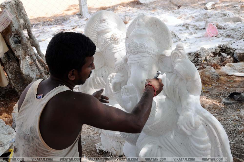 தூத்துக்குடி மாவட்டம் கொம்மடிக்கோட்டை பகுதியில் தயாராகும் விநாயகர் சிலைகள்... படங்கள் - ஏ.சிதம்பரம் தூத்துக்குடி மாவட்டம் கொம்மடிக்கோட்டை பகுதியில் தயாராகும் விநாயகர் சிலைகள்... படங்கள் - ஏ.சிதம்பரம்