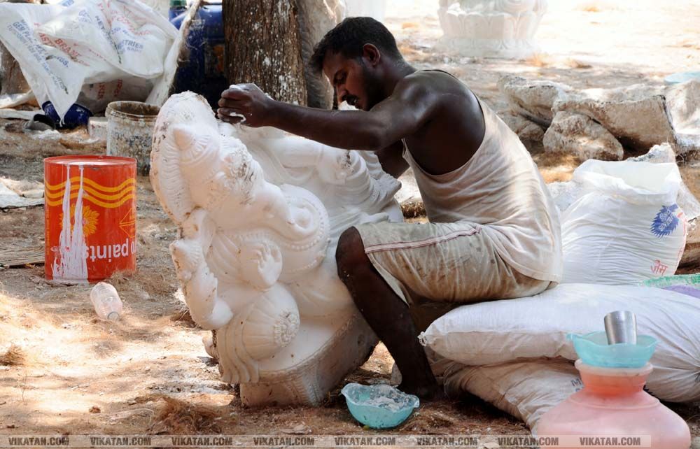 தூத்துக்குடி மாவட்டம் கொம்மடிக்கோட்டை பகுதியில் தயாராகும் விநாயகர் சிலைகள்... படங்கள் - ஏ.சிதம்பரம் தூத்துக்குடி மாவட்டம் கொம்மடிக்கோட்டை பகுதியில் தயாராகும் விநாயகர் சிலைகள்... படங்கள் - ஏ.சிதம்பரம்