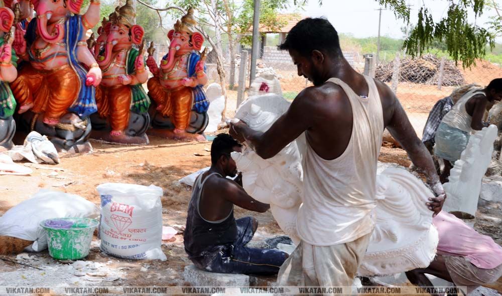 தூத்துக்குடி மாவட்டம் கொம்மடிக்கோட்டை பகுதியில் தயாராகும் விநாயகர் சிலைகள்... படங்கள் - ஏ.சிதம்பரம் தூத்துக்குடி மாவட்டம் கொம்மடிக்கோட்டை பகுதியில் தயாராகும் விநாயகர் சிலைகள்... படங்கள் - ஏ.சிதம்பரம்