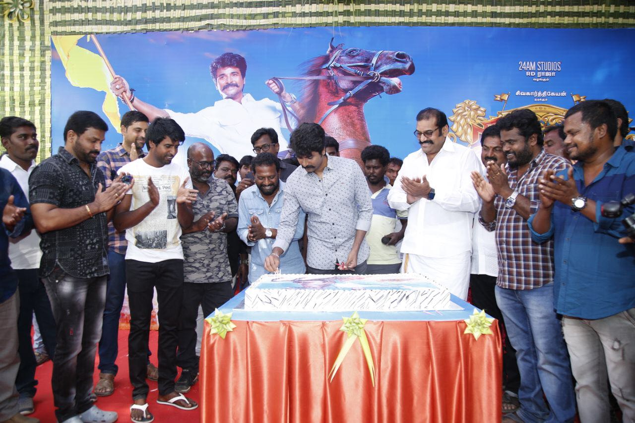 'சீமராஜா’ ஷூட்டிங் ஸ்பாட்டில் பிறந்தநாள் கொண்டாடிய சிவகார்த்திகேயன்..! 'சீமராஜா’ ஷூட்டிங் ஸ்பாட்டில் பிறந்தநாள் கொண்டாடிய சிவகார்த்திகேயன்..!