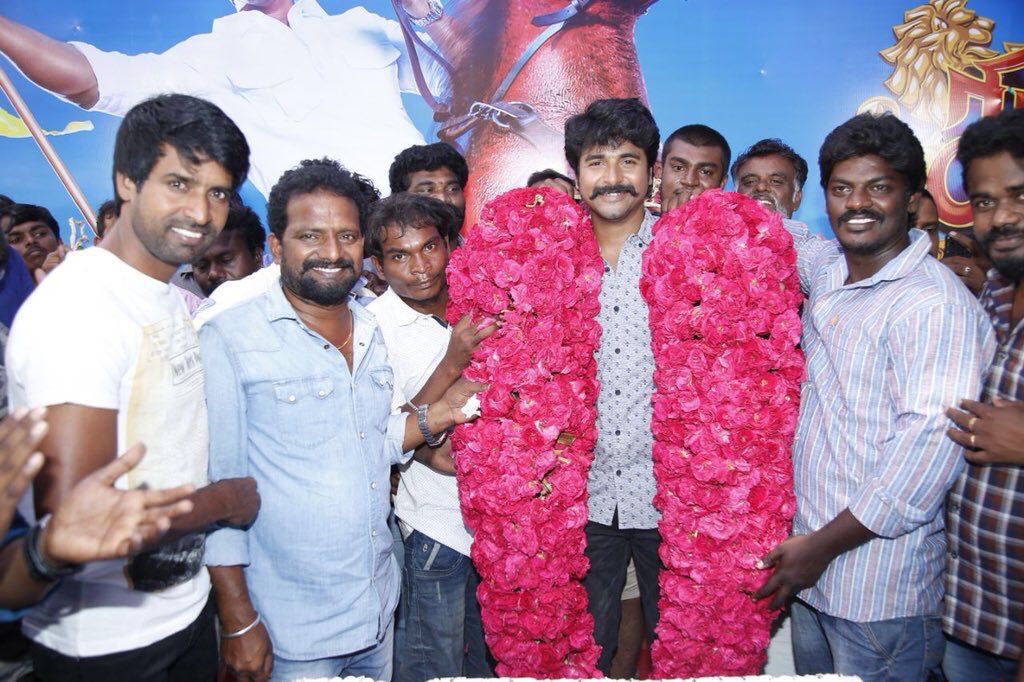'சீமராஜா’ ஷூட்டிங் ஸ்பாட்டில் பிறந்தநாள் கொண்டாடிய சிவகார்த்திகேயன்..! 'சீமராஜா’ ஷூட்டிங் ஸ்பாட்டில் பிறந்தநாள் கொண்டாடிய சிவகார்த்திகேயன்..!