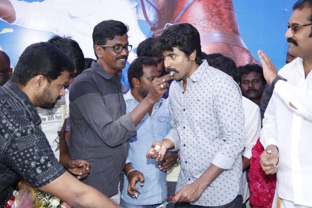 'சீமராஜா’ ஷூட்டிங் ஸ்பாட்டில் பிறந்தநாள் கொண்டாடிய சிவகார்த்திகேயன்..! 'சீமராஜா’ ஷூட்டிங் ஸ்பாட்டில் பிறந்தநாள் கொண்டாடிய சிவகார்த்திகேயன்..!