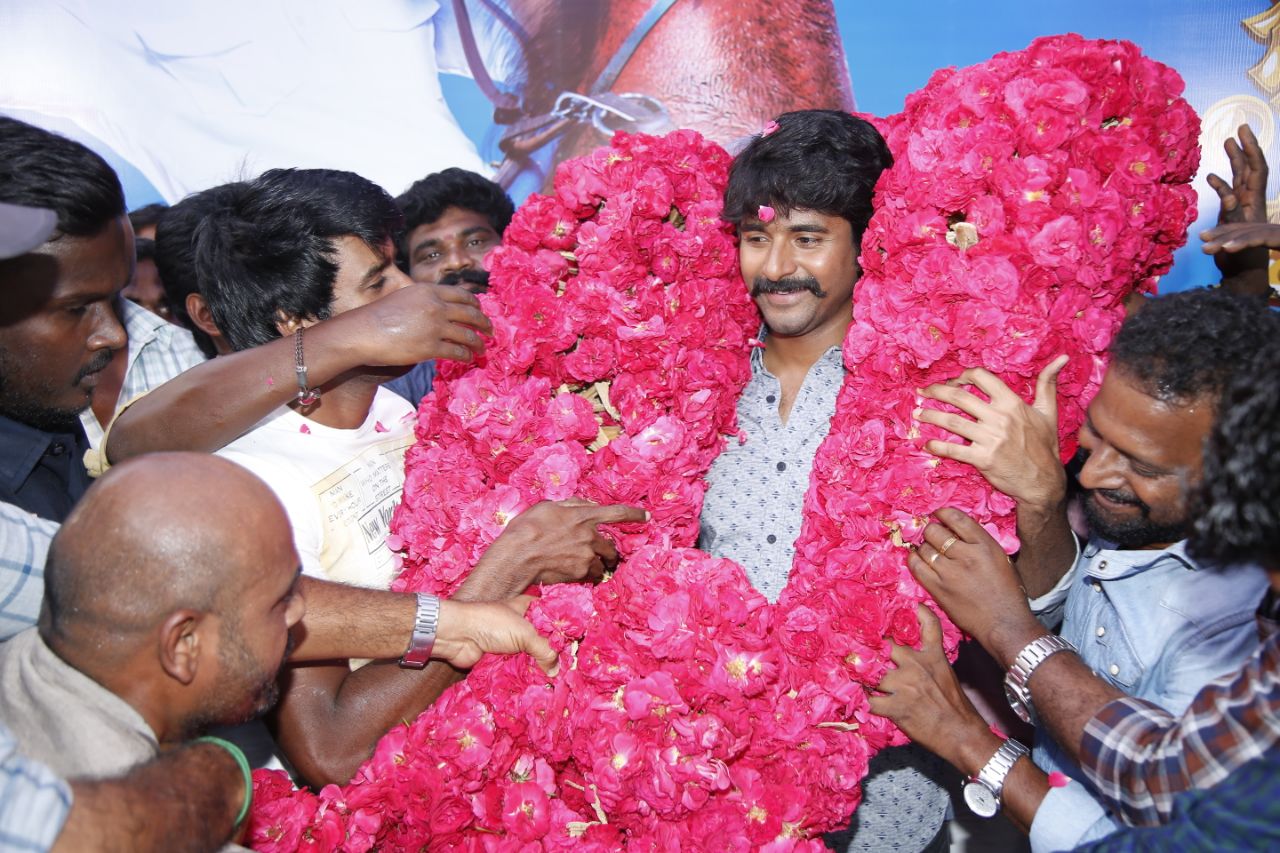 'சீமராஜா’ ஷூட்டிங் ஸ்பாட்டில் பிறந்தநாள் கொண்டாடிய சிவகார்த்திகேயன்..! 'சீமராஜா’ ஷூட்டிங் ஸ்பாட்டில் பிறந்தநாள் கொண்டாடிய சிவகார்த்திகேயன்..!