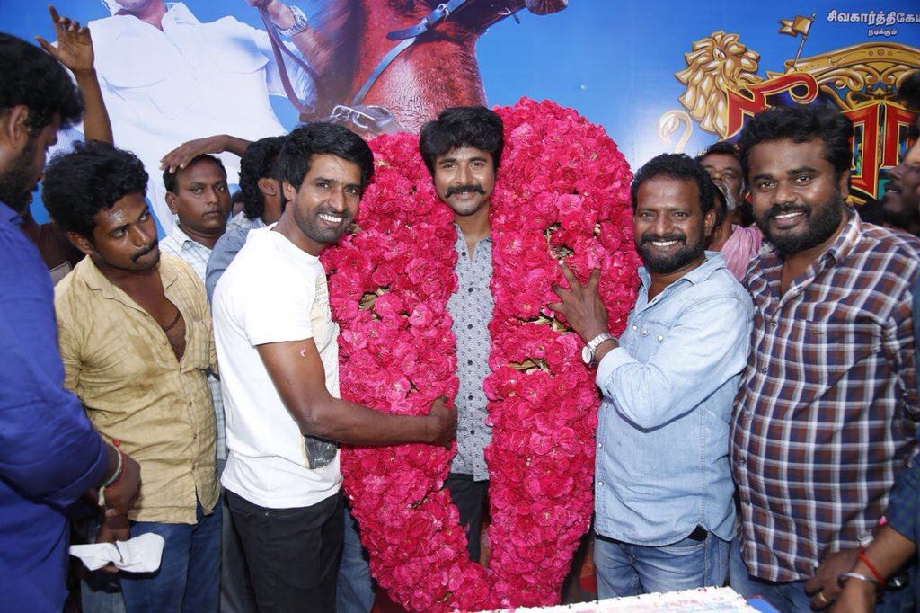 'சீமராஜா’ ஷூட்டிங் ஸ்பாட்டில் பிறந்தநாள் கொண்டாடிய சிவகார்த்திகேயன்..! 'சீமராஜா’ ஷூட்டிங் ஸ்பாட்டில் பிறந்தநாள் கொண்டாடிய சிவகார்த்திகேயன்..!