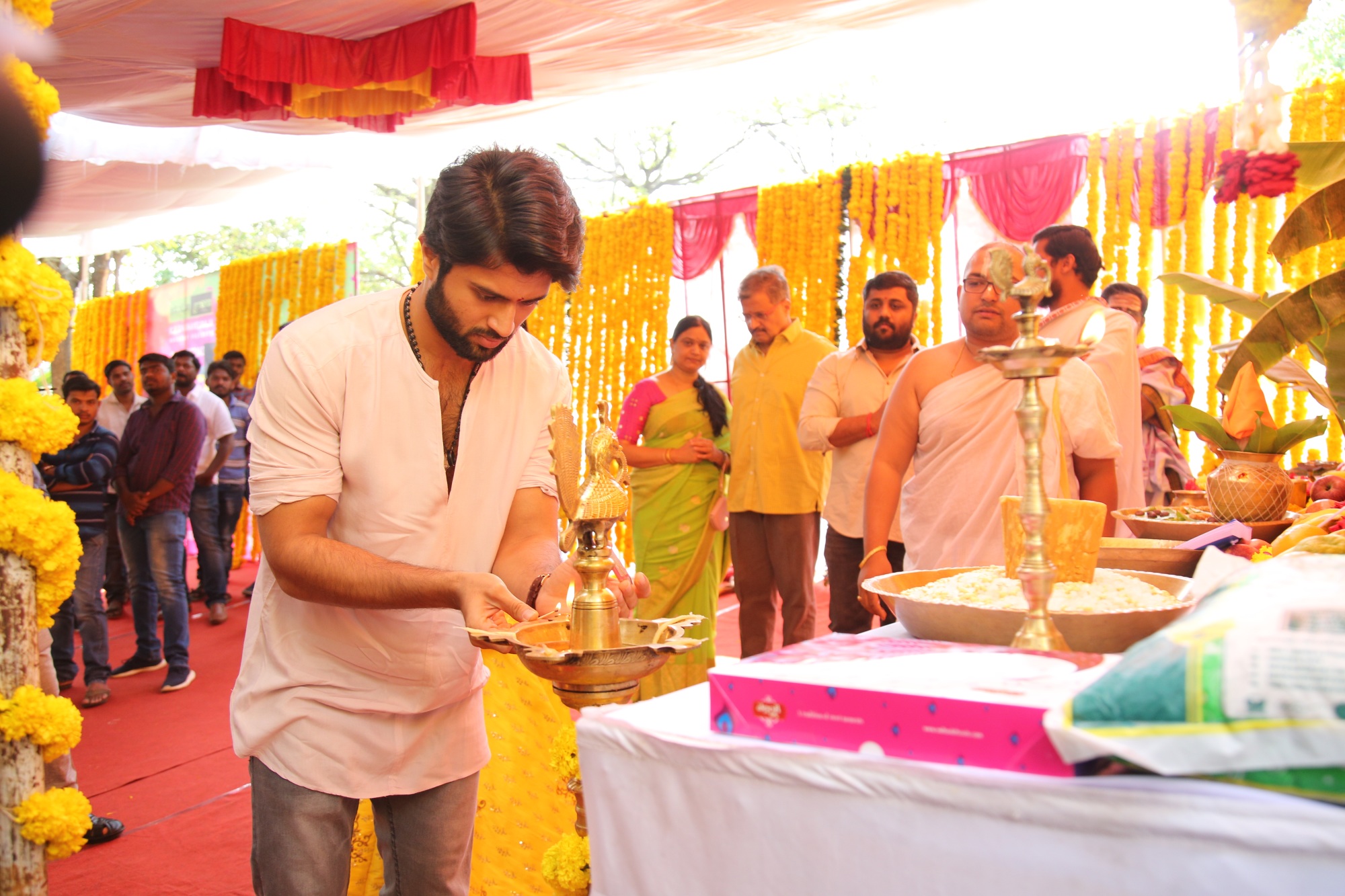 ’அர்ஜூன் ரெட்டி’ விஜய் தேவரகொண்டா நடிக்கும் புதிய தமிழ்ப்படத்தின் பூஜை..! ’அர்ஜூன் ரெட்டி’ விஜய் தேவரகொண்டா நடிக்கும் புதிய தமிழ்ப்படத்தின் பூஜை..!