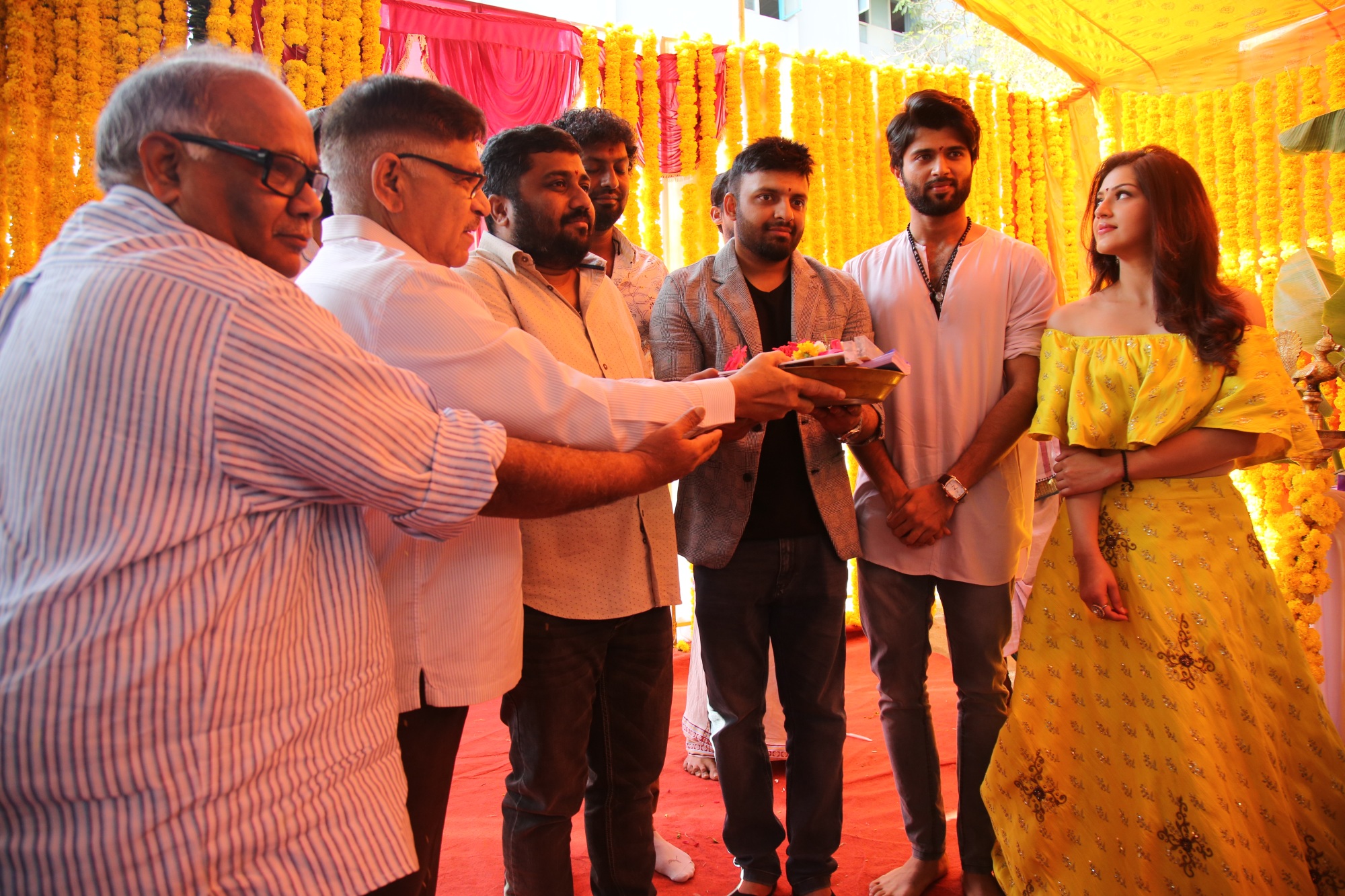 ’அர்ஜூன் ரெட்டி’ விஜய் தேவரகொண்டா நடிக்கும் புதிய தமிழ்ப்படத்தின் பூஜை..! ’அர்ஜூன் ரெட்டி’ விஜய் தேவரகொண்டா நடிக்கும் புதிய தமிழ்ப்படத்தின் பூஜை..!