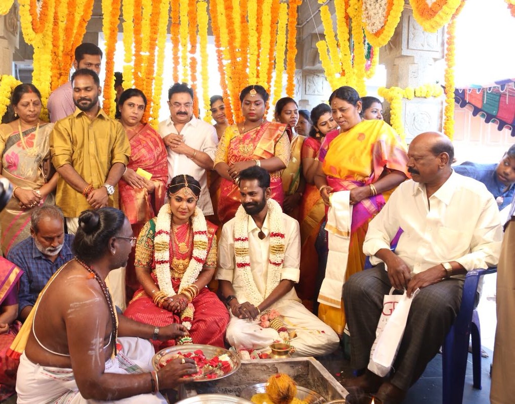 நடிகர் ரமேஷ் திலக் - ஆர்.ஜே.நவலட்சுமி திருமண ஆல்பம்..! நடிகர் ரமேஷ் திலக் - ஆர்.ஜே.நவலட்சுமி திருமண ஆல்பம்..!