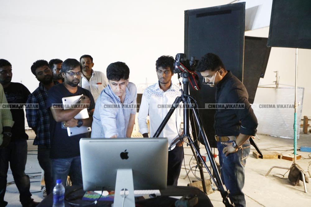 போட்டோ ஷூட் வித் விஜய் - ஜி.வெங்கட்ராமின் க்ளாசிக் க்ளிக்ஸ்..! போட்டோ ஷூட் வித் விஜய் - ஜி.வெங்கட்ராமின் க்ளாசிக் க்ளிக்ஸ்..!