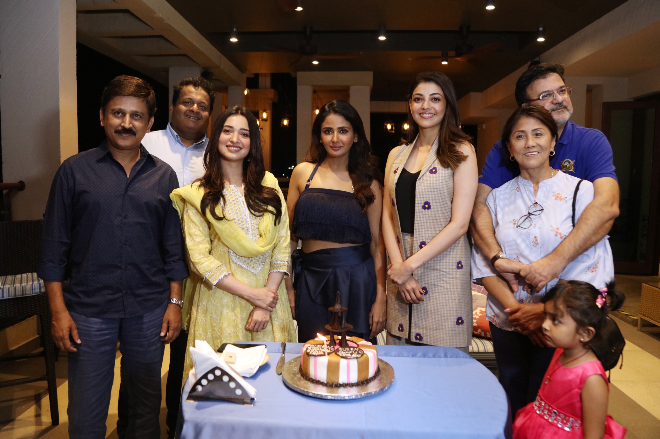 ’பாரிஸ் பாரிஸ்’ ஷூட்டிங் ஸ்பாட்டில் நடந்த பிறந்தநாள் கொண்டாட்டம்..! ’பாரிஸ் பாரிஸ்’ ஷூட்டிங் ஸ்பாட்டில் நடந்த பிறந்தநாள் கொண்டாட்டம்..!