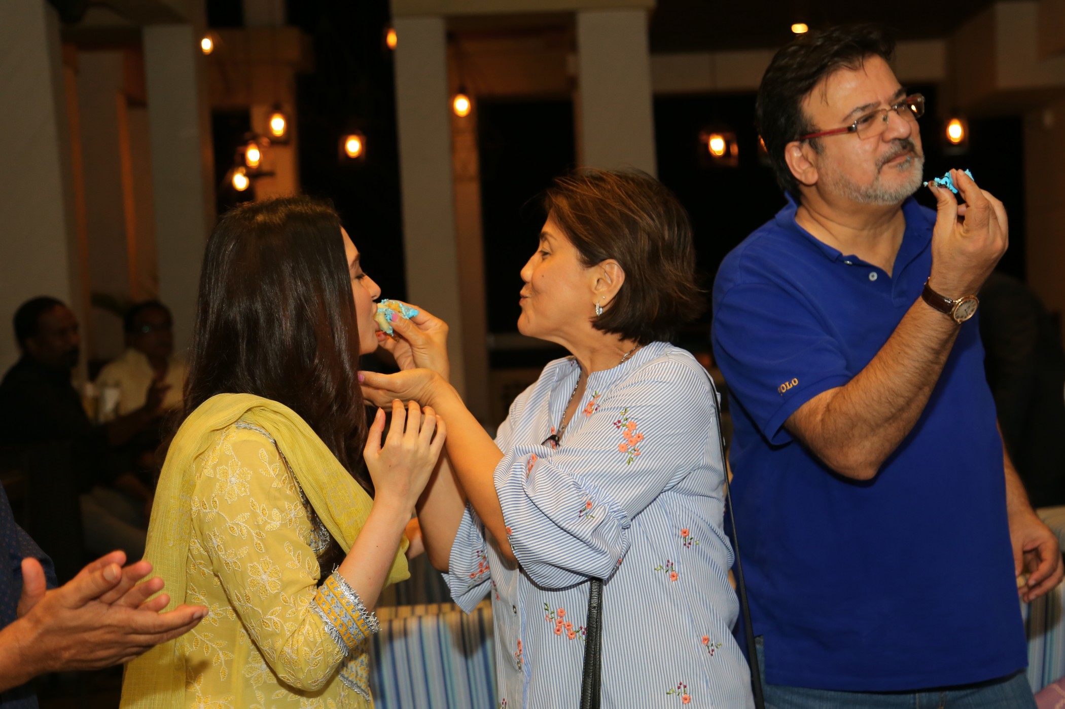 ’பாரிஸ் பாரிஸ்’ ஷூட்டிங் ஸ்பாட்டில் நடந்த பிறந்தநாள் கொண்டாட்டம்..! ’பாரிஸ் பாரிஸ்’ ஷூட்டிங் ஸ்பாட்டில் நடந்த பிறந்தநாள் கொண்டாட்டம்..!