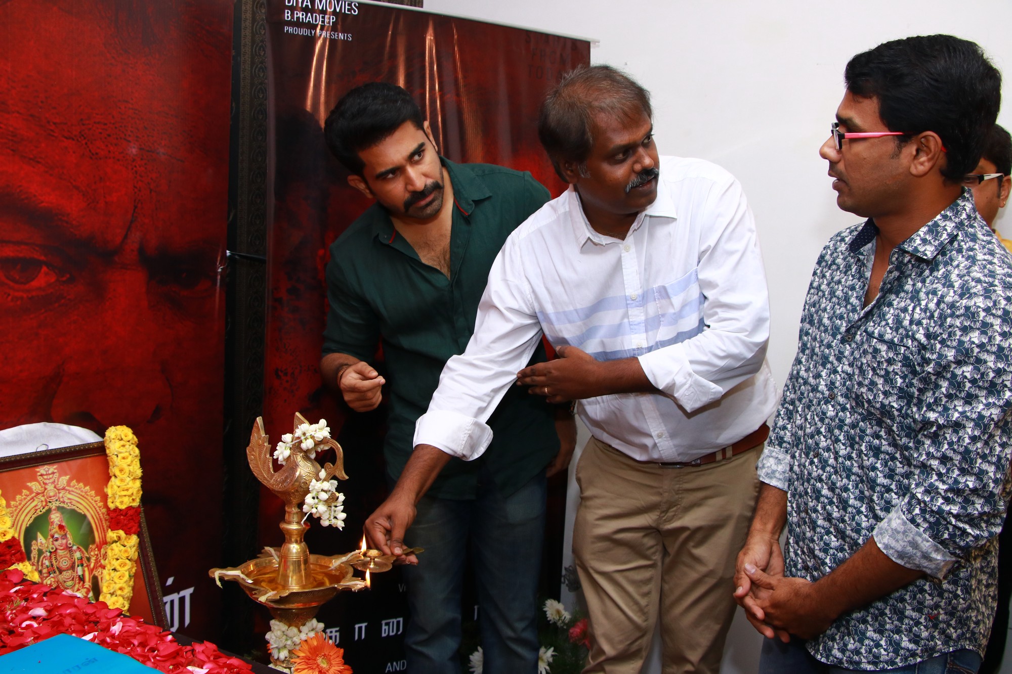 விஜய் ஆண்டனி, அர்ஜூன் நடிக்கும் ‘கொலைகாரன்’ பட பூஜை ஆல்பம்..! விஜய் ஆண்டனி, அர்ஜூன் நடிக்கும் ‘கொலைகாரன்’ பட பூஜை ஆல்பம்..!