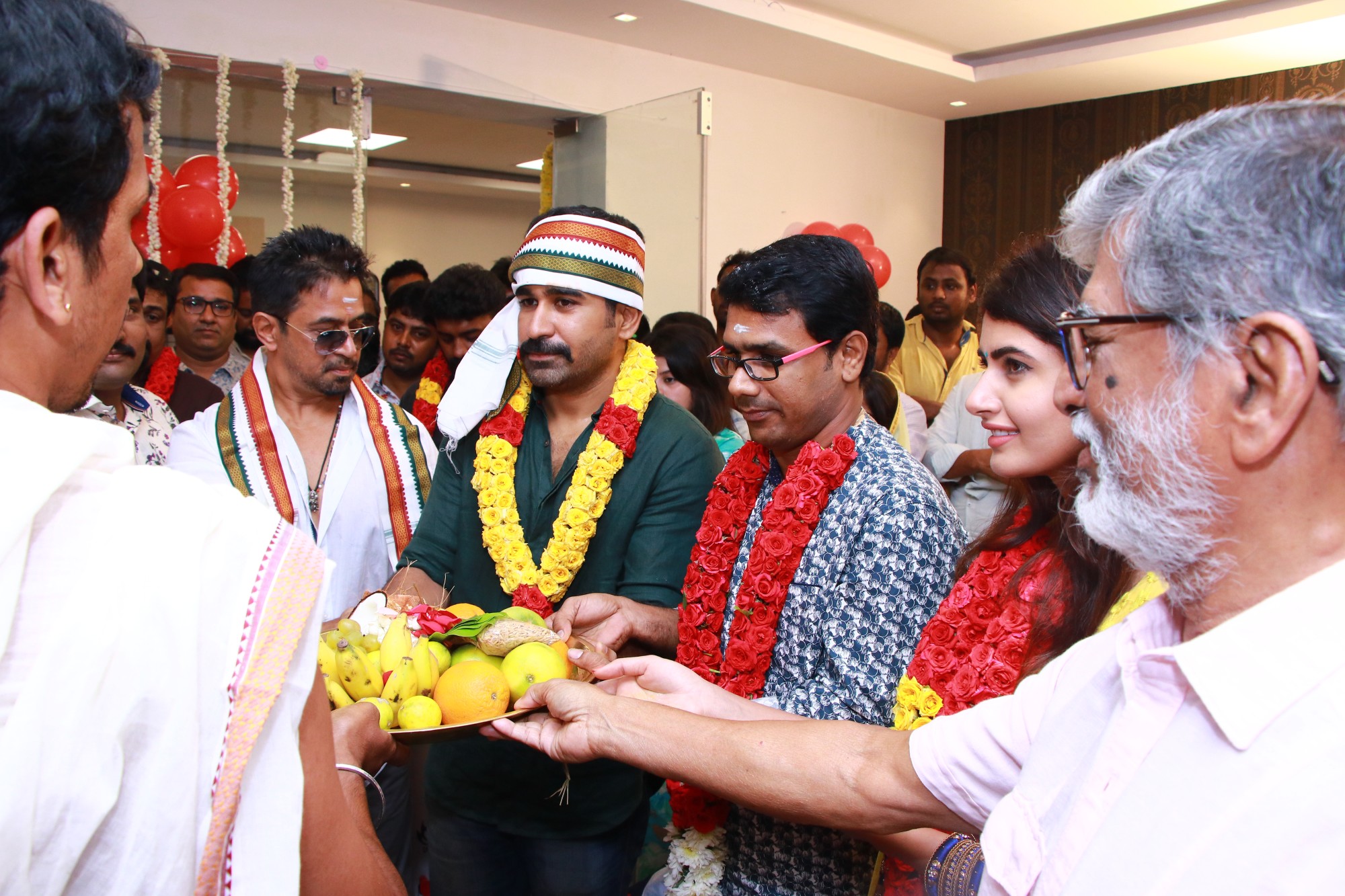 விஜய் ஆண்டனி, அர்ஜூன் நடிக்கும் ‘கொலைகாரன்’ பட பூஜை ஆல்பம்..! விஜய் ஆண்டனி, அர்ஜூன் நடிக்கும் ‘கொலைகாரன்’ பட பூஜை ஆல்பம்..!