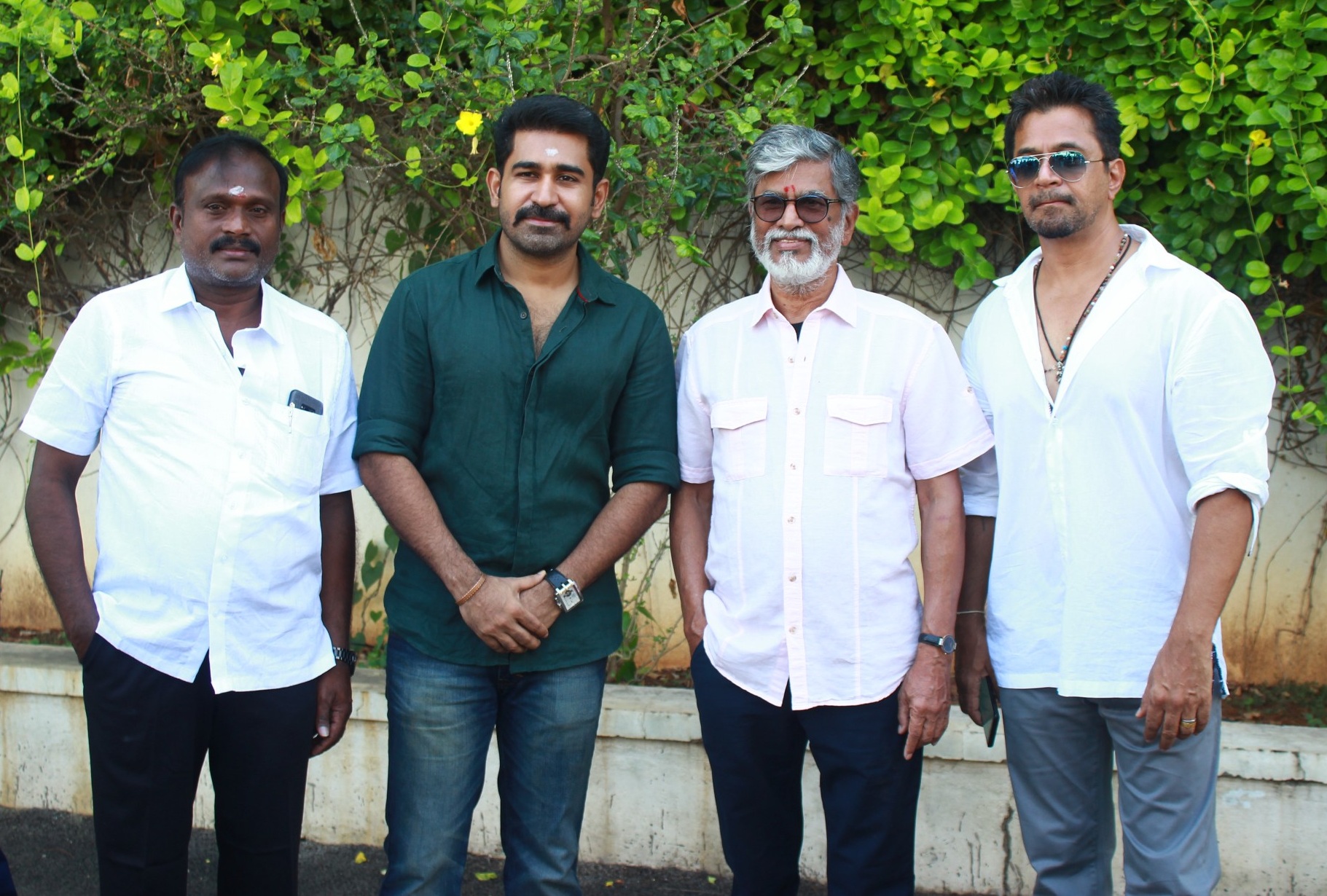 விஜய் ஆண்டனி, அர்ஜூன் நடிக்கும் ‘கொலைகாரன்’ பட பூஜை ஆல்பம்..! விஜய் ஆண்டனி, அர்ஜூன் நடிக்கும் ‘கொலைகாரன்’ பட பூஜை ஆல்பம்..!