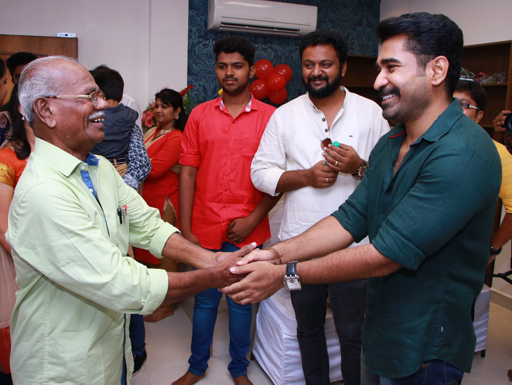 விஜய் ஆண்டனி, அர்ஜூன் நடிக்கும் ‘கொலைகாரன்’ பட பூஜை ஆல்பம்..! விஜய் ஆண்டனி, அர்ஜூன் நடிக்கும் ‘கொலைகாரன்’ பட பூஜை ஆல்பம்..!