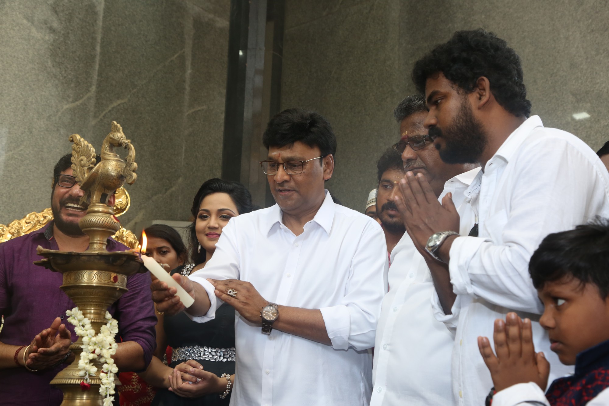 ’சிரிச்சா போச்சு’ ராமர் நடிக்கும் ’படைப்பாளன்’ படத்தின் பூஜை ஆல்பம்..! ’சிரிச்சா போச்சு’ ராமர் நடிக்கும் ’படைப்பாளன்’ படத்தின் பூஜை ஆல்பம்..!