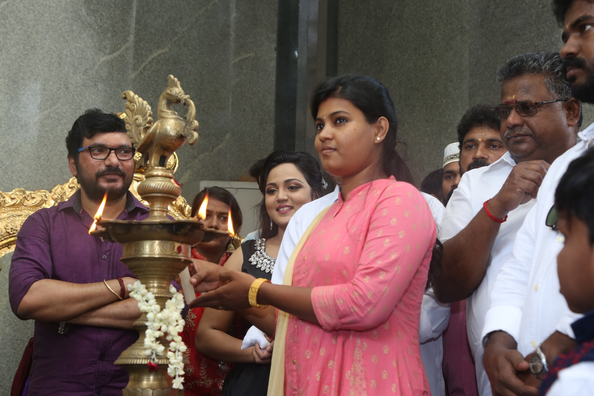 ’சிரிச்சா போச்சு’ ராமர் நடிக்கும் ’படைப்பாளன்’ படத்தின் பூஜை ஆல்பம்..! ’சிரிச்சா போச்சு’ ராமர் நடிக்கும் ’படைப்பாளன்’ படத்தின் பூஜை ஆல்பம்..!