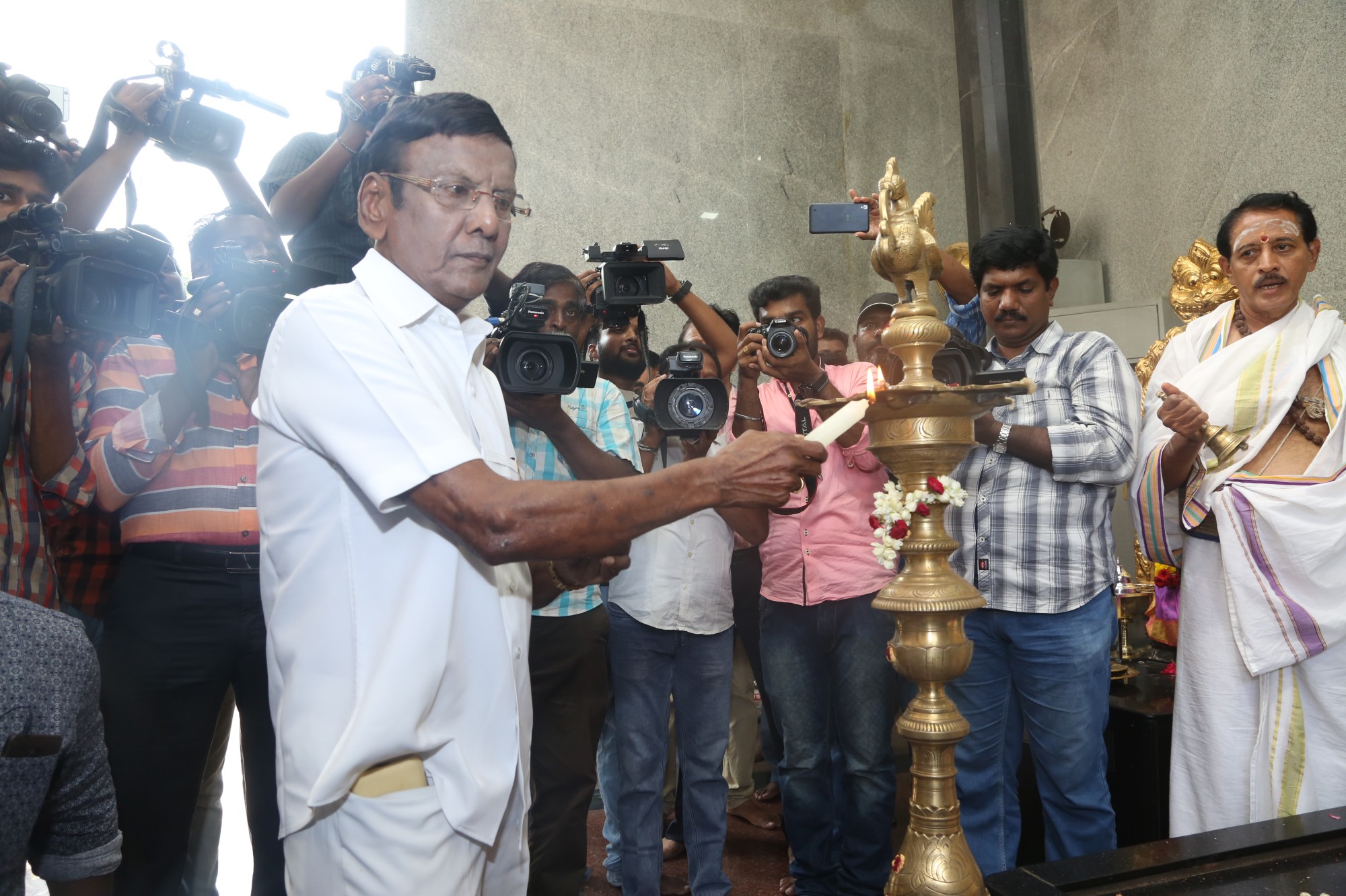 ’சிரிச்சா போச்சு’ ராமர் நடிக்கும் ’படைப்பாளன்’ படத்தின் பூஜை ஆல்பம்..! ’சிரிச்சா போச்சு’ ராமர் நடிக்கும் ’படைப்பாளன்’ படத்தின் பூஜை ஆல்பம்..!