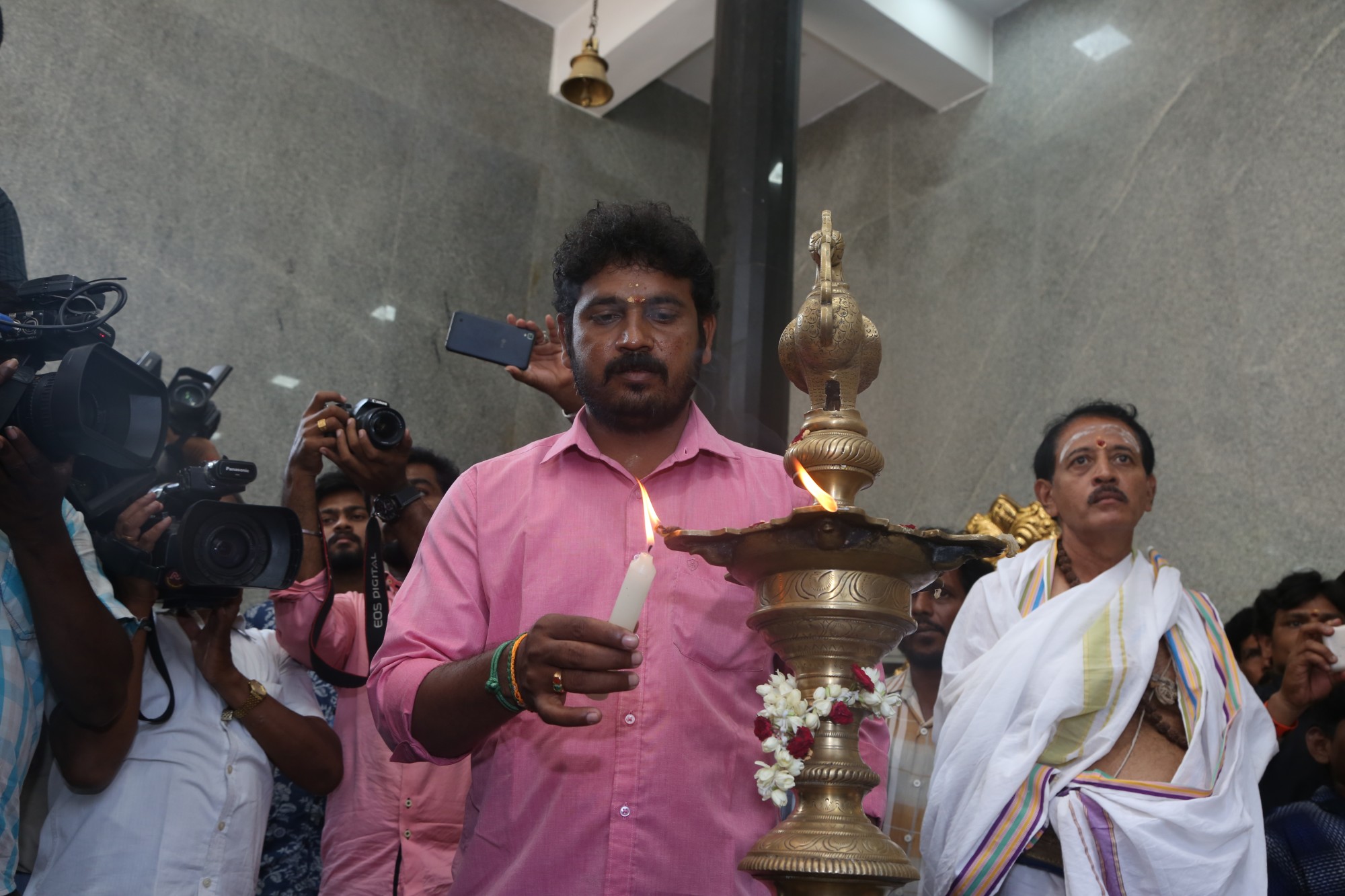 ’சிரிச்சா போச்சு’ ராமர் நடிக்கும் ’படைப்பாளன்’ படத்தின் பூஜை ஆல்பம்..! ’சிரிச்சா போச்சு’ ராமர் நடிக்கும் ’படைப்பாளன்’ படத்தின் பூஜை ஆல்பம்..!