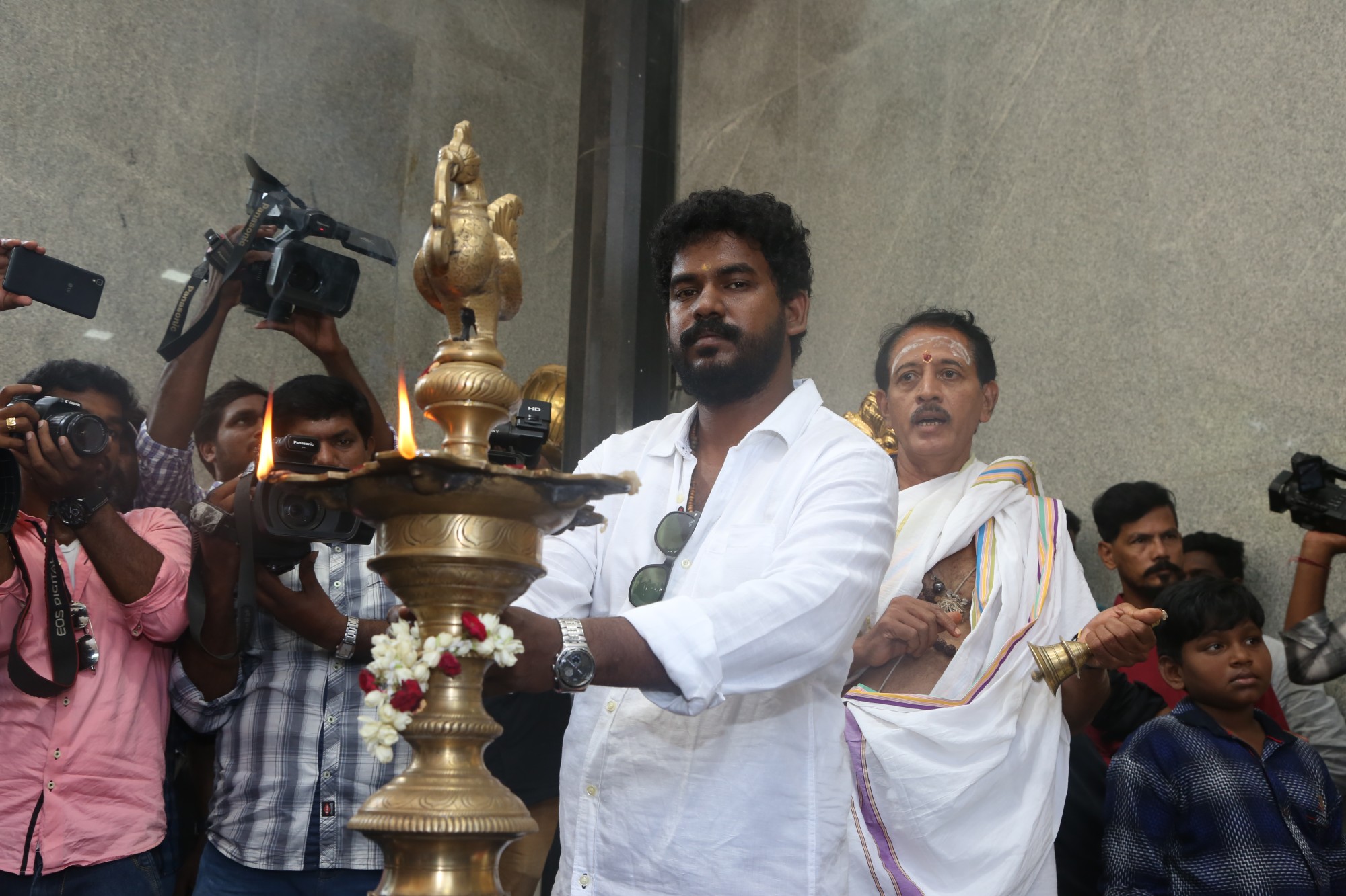 ’சிரிச்சா போச்சு’ ராமர் நடிக்கும் ’படைப்பாளன்’ படத்தின் பூஜை ஆல்பம்..! ’சிரிச்சா போச்சு’ ராமர் நடிக்கும் ’படைப்பாளன்’ படத்தின் பூஜை ஆல்பம்..!
