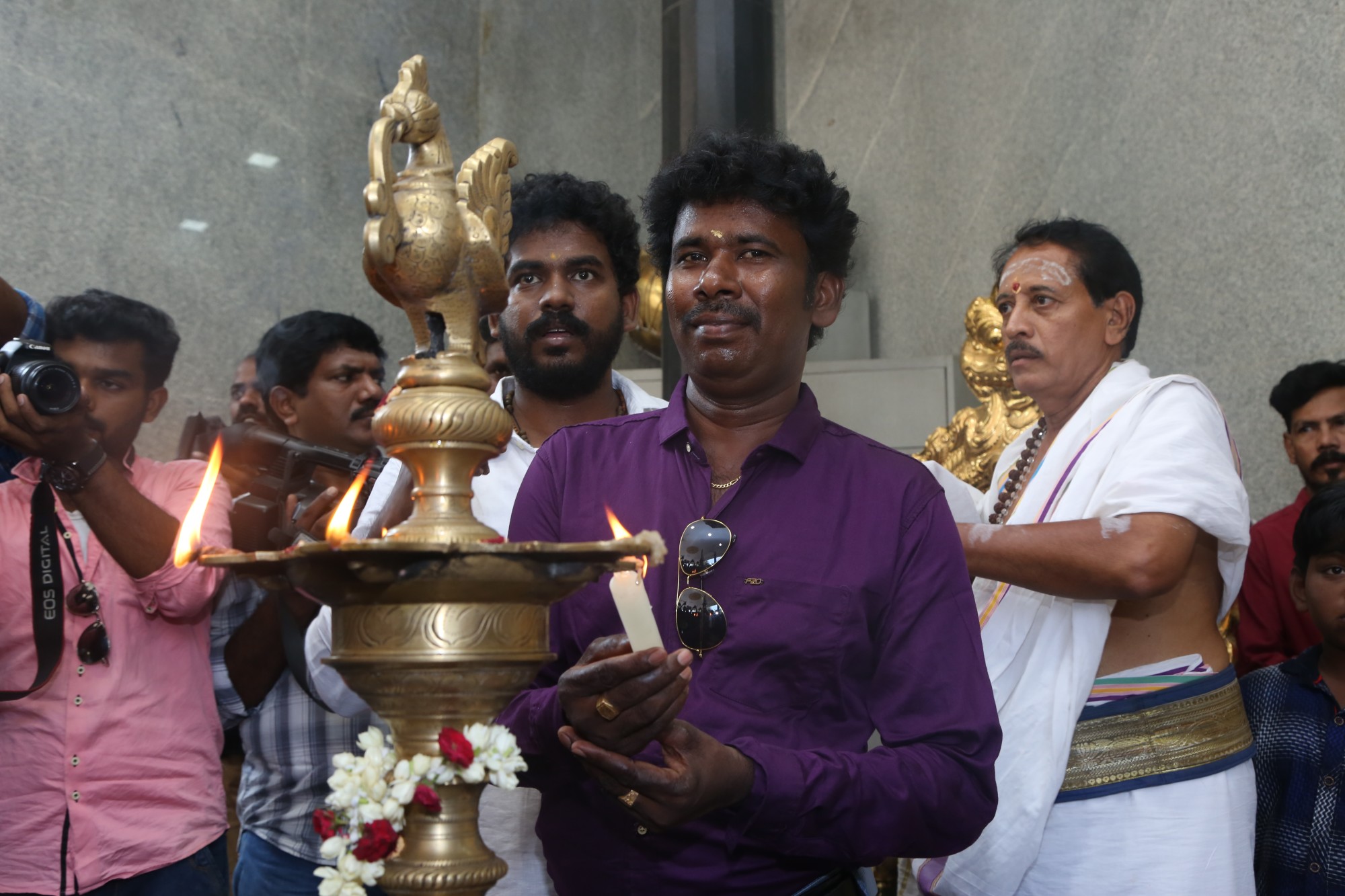 ’சிரிச்சா போச்சு’ ராமர் நடிக்கும் ’படைப்பாளன்’ படத்தின் பூஜை ஆல்பம்..! ’சிரிச்சா போச்சு’ ராமர் நடிக்கும் ’படைப்பாளன்’ படத்தின் பூஜை ஆல்பம்..!