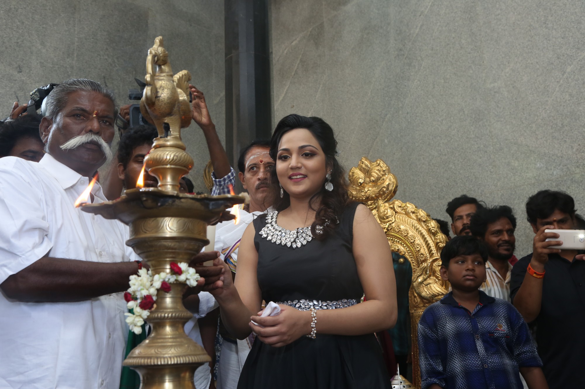’சிரிச்சா போச்சு’ ராமர் நடிக்கும் ’படைப்பாளன்’ படத்தின் பூஜை ஆல்பம்..! ’சிரிச்சா போச்சு’ ராமர் நடிக்கும் ’படைப்பாளன்’ படத்தின் பூஜை ஆல்பம்..!