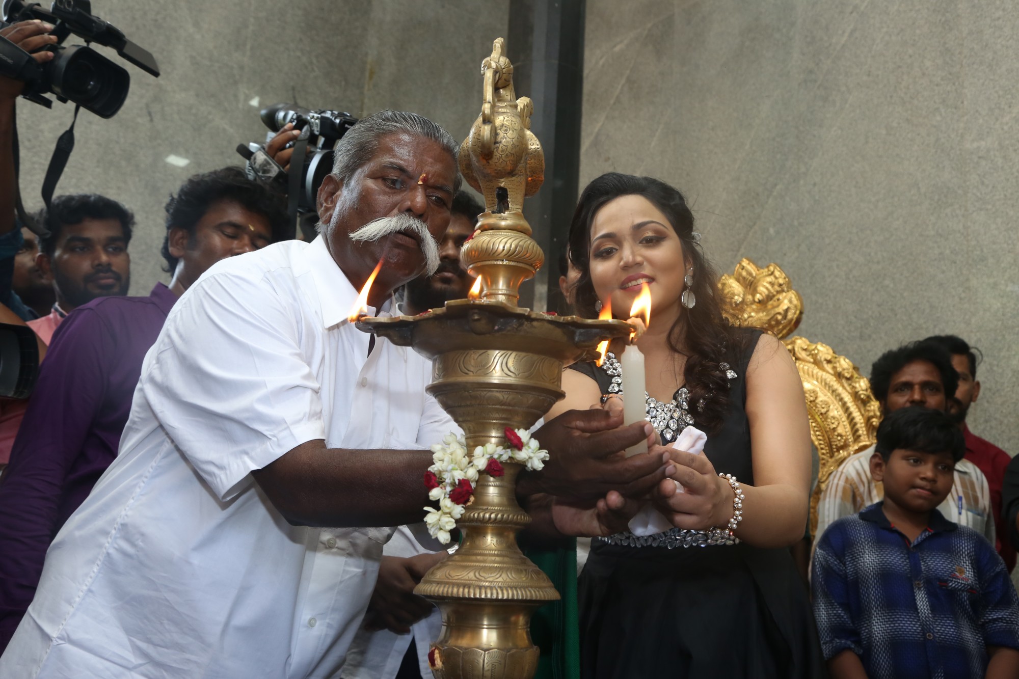 ’சிரிச்சா போச்சு’ ராமர் நடிக்கும் ’படைப்பாளன்’ படத்தின் பூஜை ஆல்பம்..! ’சிரிச்சா போச்சு’ ராமர் நடிக்கும் ’படைப்பாளன்’ படத்தின் பூஜை ஆல்பம்..!