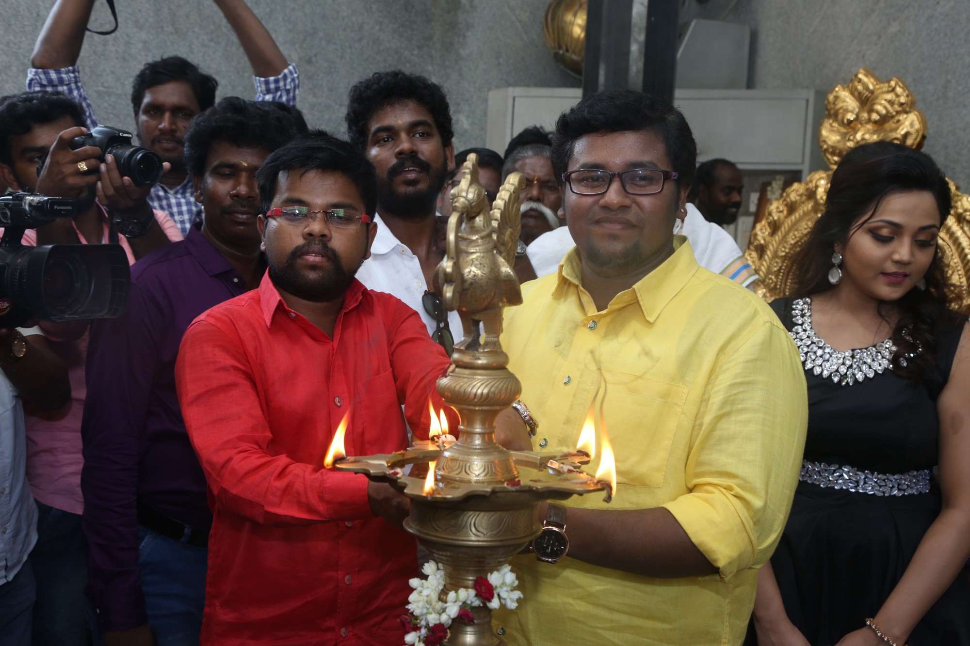 ’சிரிச்சா போச்சு’ ராமர் நடிக்கும் ’படைப்பாளன்’ படத்தின் பூஜை ஆல்பம்..! ’சிரிச்சா போச்சு’ ராமர் நடிக்கும் ’படைப்பாளன்’ படத்தின் பூஜை ஆல்பம்..!